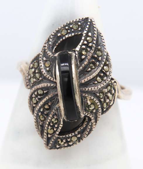 Vintage 925 Sterling Silver Marcasite and Black onyx Ring