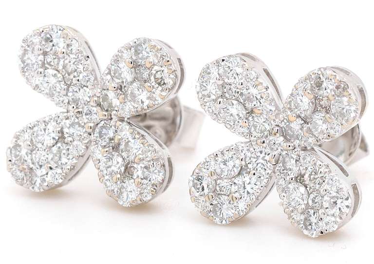 Sparkling 1.00ctw Diamond Flower Stud Earrings in 18K