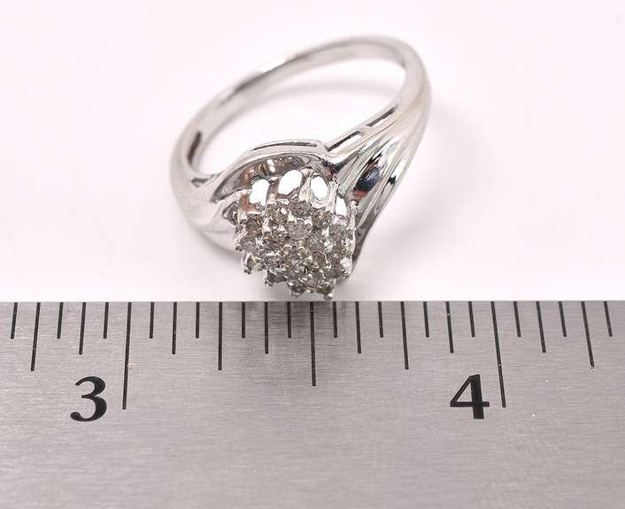 Gleaming Cluster Diamond Ring In Gold