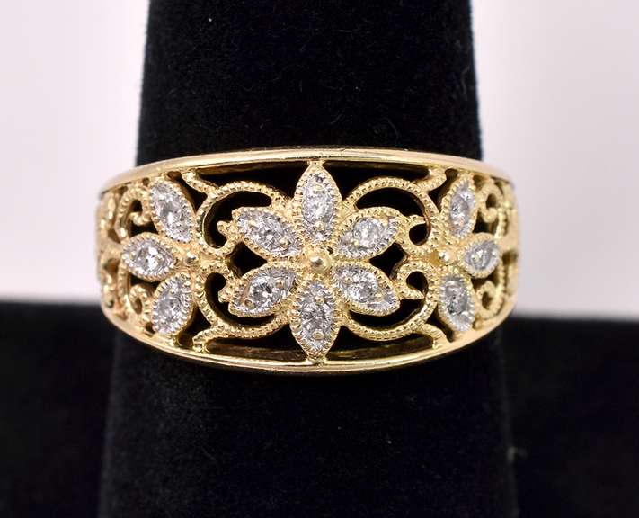 Glittery Diamond Ring In 14KT Yellow Gold