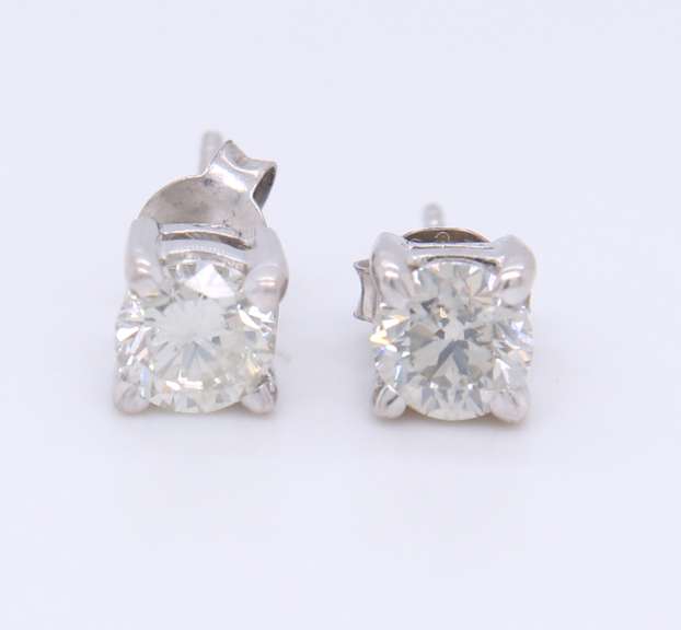 Handsome White gold Round Brilliant Cut Diamond Stud Earrings