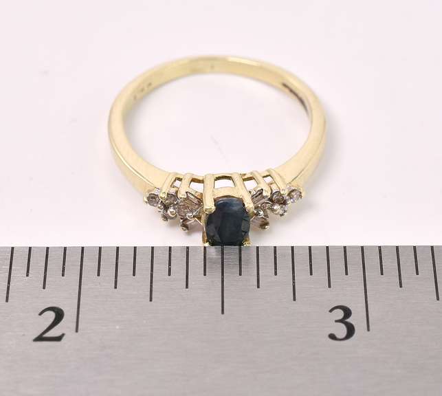 Exquisite Blue Sapphire And Diamond Ring In Yellow Gold