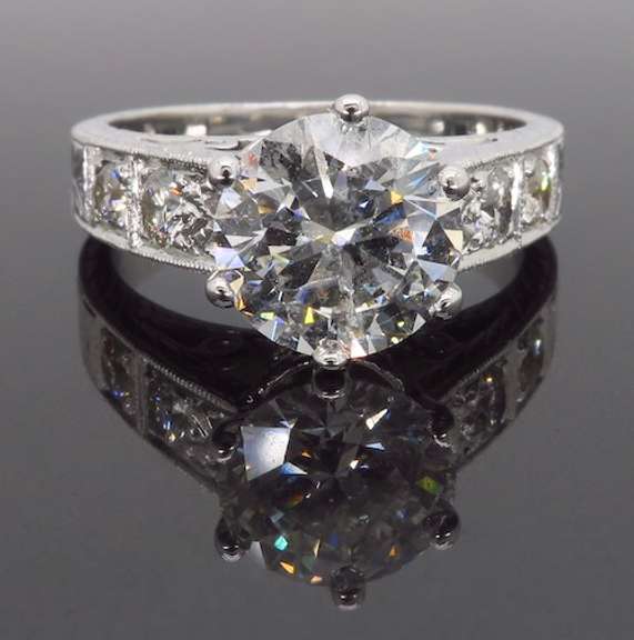 Elegant 1.90CTW Diamond Ring in 18k White Gold