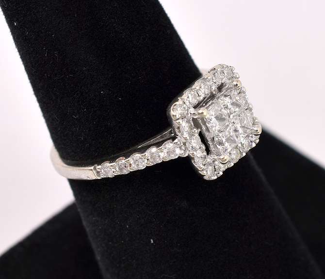 Glittery Diamond Ring In 14K White Gold