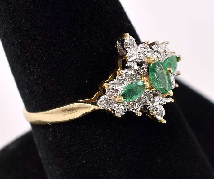 Lovely Emerald Ring In Yellow Gold