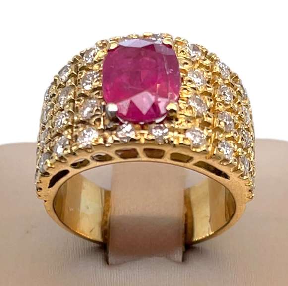 SET OF EARRINGS, RING AND PENDANT IN 18K YELLOW GOLD WITH RUBIES AND DIAMONDS