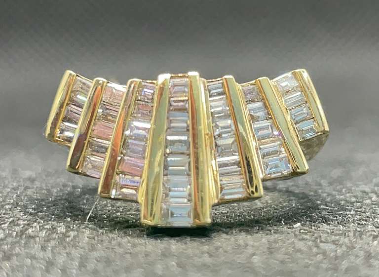 UNIQUE 14K YELLOW GOLD DIAMOND RIGHT HAND RING WITH 1.50 CARATS TOTAL WEIGHT OF BAGUETTES