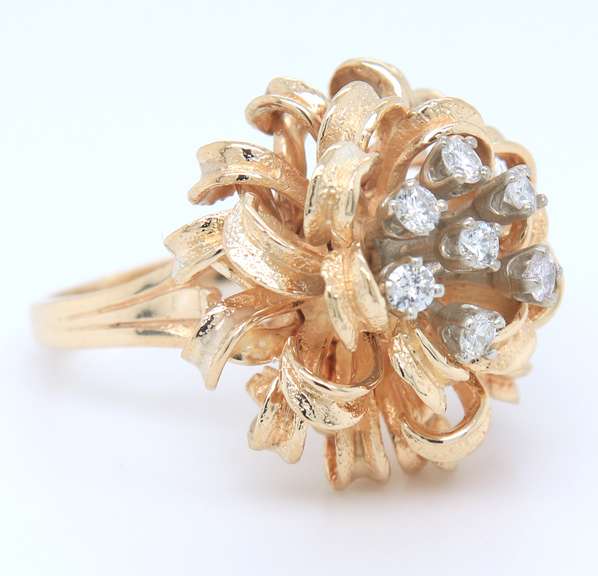 Powerful Yellow Gold Diamond Ribbon Ring