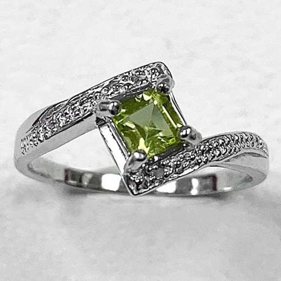 1/3 CT PERIDOT SILVER RING