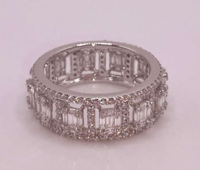 Beautiful 18kt Solid White Gold & Diamond Ring- 2.0 CTTW of Diamonds!