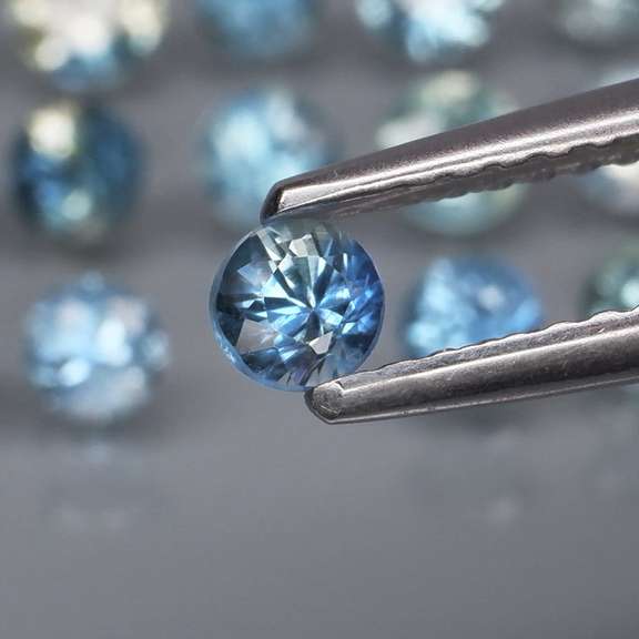 Heated only! 4.23ct diamond cut Australian Sapphire set