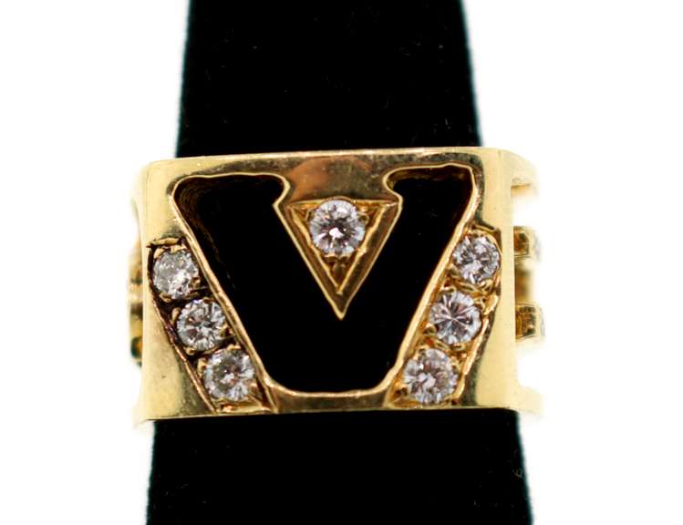 Powerful 18k Gold Contemporary Ring Studded with Diamonds