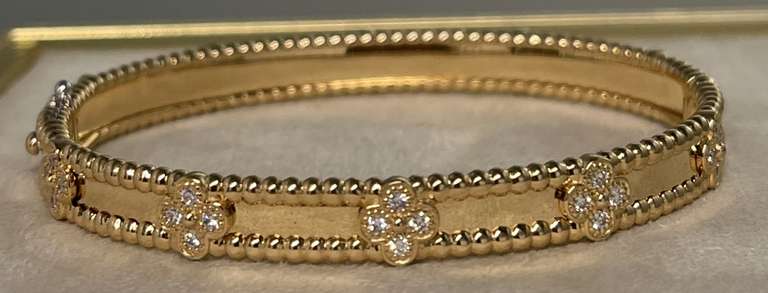 Van Cleef and Arpels Perlée sweet clovers Collection Bracelet with Diamonds. Medium model.
