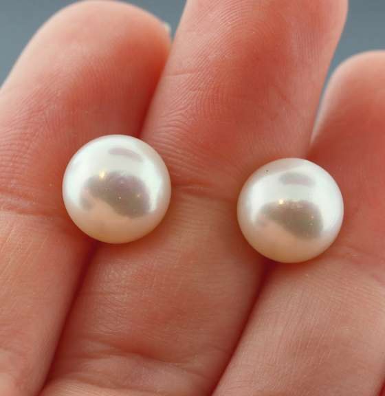 Natural White Pearl stud earrings