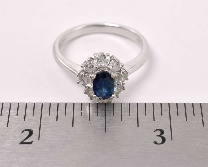Dazzling Blue Sapphire Ring in 18Kt White Gold