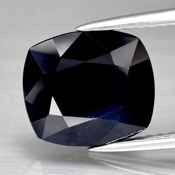 Dazzling 3.11ct midnight blue Sapphire