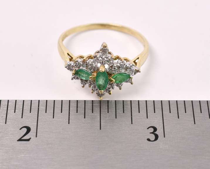 Lovely Emerald Ring In Yellow Gold