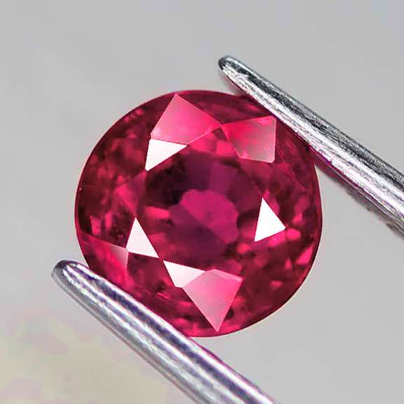 Captivating! Blood red 1.02ct Ruby solitaire
