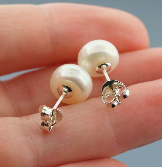 Natural White Pearl stud earrings