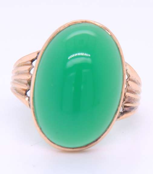 Beautiful Yellow Gold Oval Green Jade Ring