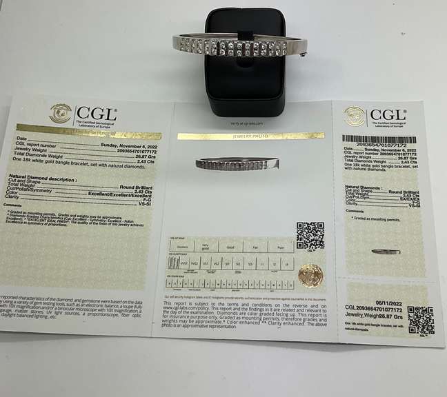 18KT WHITE GOLD DIAMOND BANGLE BRACELET.