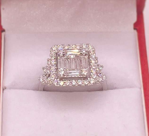 STUNNING 18KT SOLID WHITE GOLD & DIAMOND RING