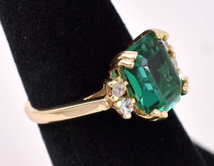 Sparkling Green Gem Ring In 14K Yellow Gold