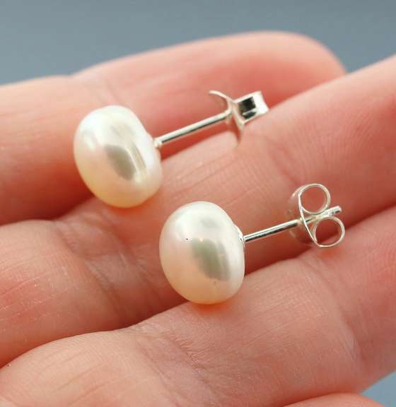 Natural White Pearl stud earrings