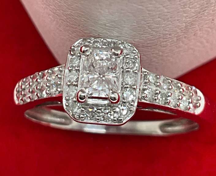 CERTIFIED LADIES 14K WHITE GOLD AND DIAMOND RING