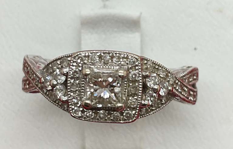 LADIES 14K WHITE GOLD DIAMOND RING