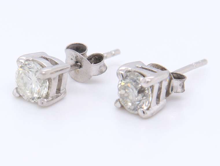Handsome White gold Round Brilliant Cut Diamond Stud Earrings