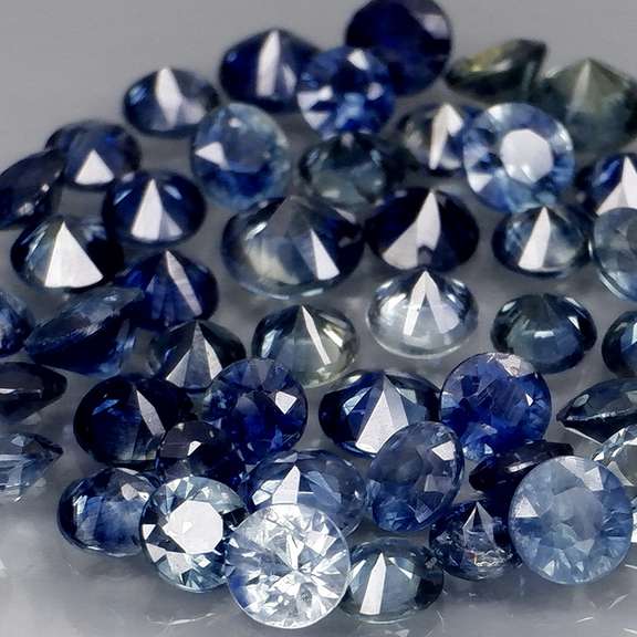 Multi-hue 3.81ct blue Sapphire set