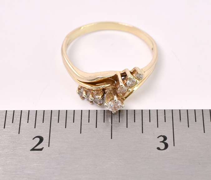 Beautiful Approx .10 CT Diamond Ring In 14K Yellow Gold