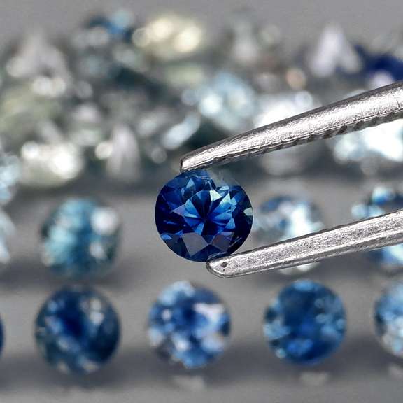 Heated only! 4.01ct round cut Australian Sapphire set