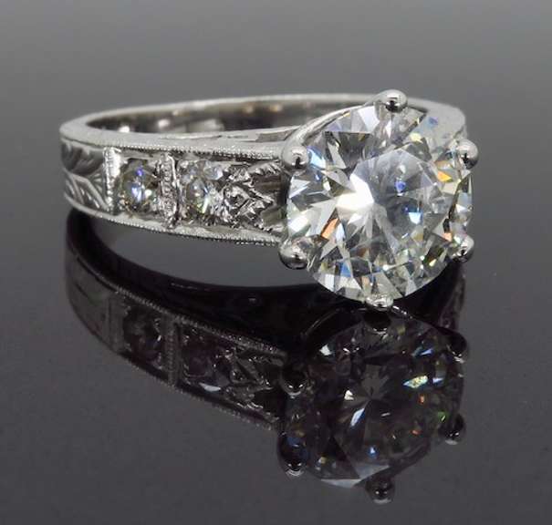 Elegant 1.90CTW Diamond Ring in 18k White Gold