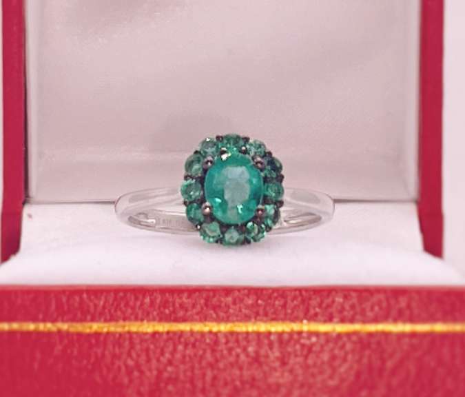 18KT SOLID WHITE GOLD & EMERALD RING