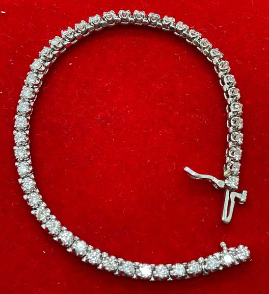 14K WHITE GOLD AND 4.00 CARATS OF DIAMONDS BRACELET.