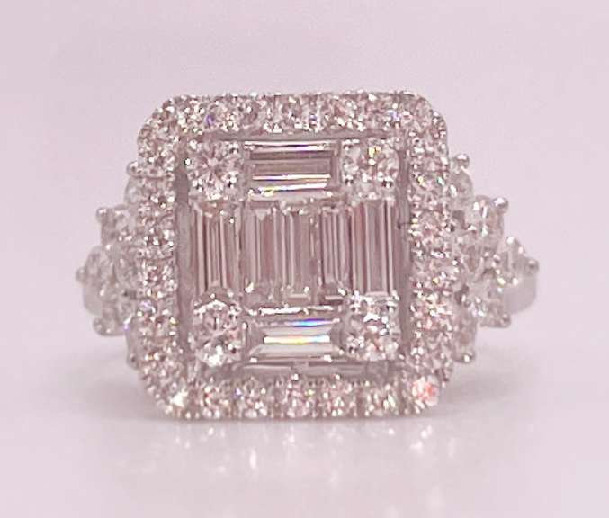 STUNNING 18KT SOLID WHITE GOLD & DIAMOND RING