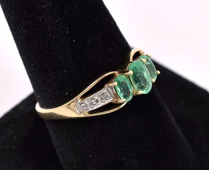 Pretty Emerald Ring In 14K Gold