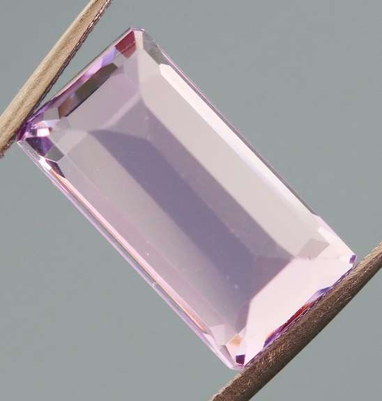 Stunning 7.86ct emerald cut violet Amethyst