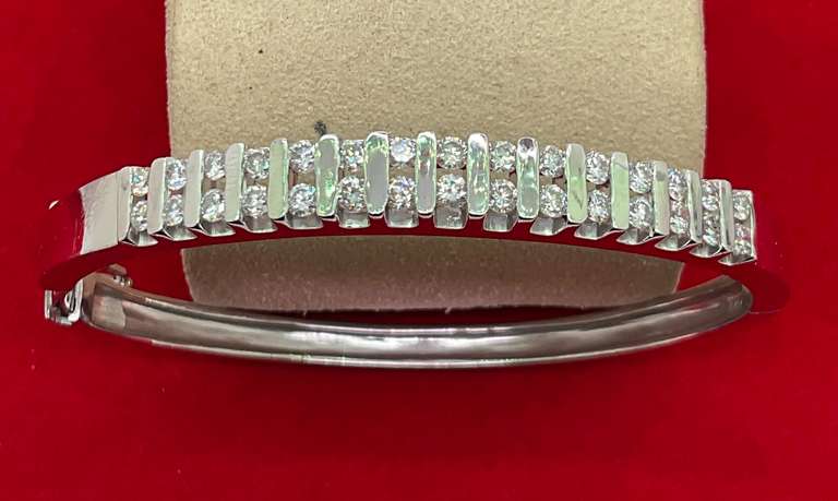 18KT WHITE GOLD DIAMOND BANGLE BRACELET.