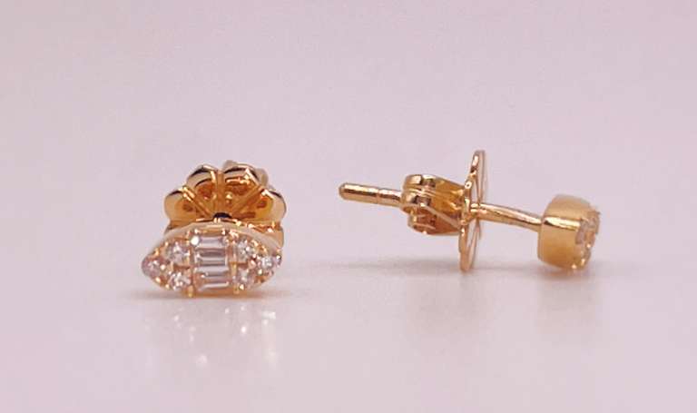 Beautiful 18kt Solid Yellow Gold Diamond Stud Earrings