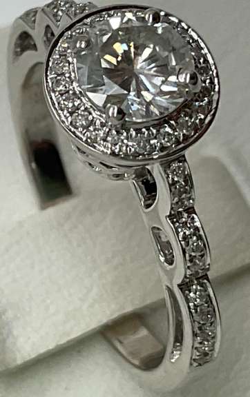CERTIFIED BRAND NEW LADIES 18K WHITE GOLD AND DIAMOND RING