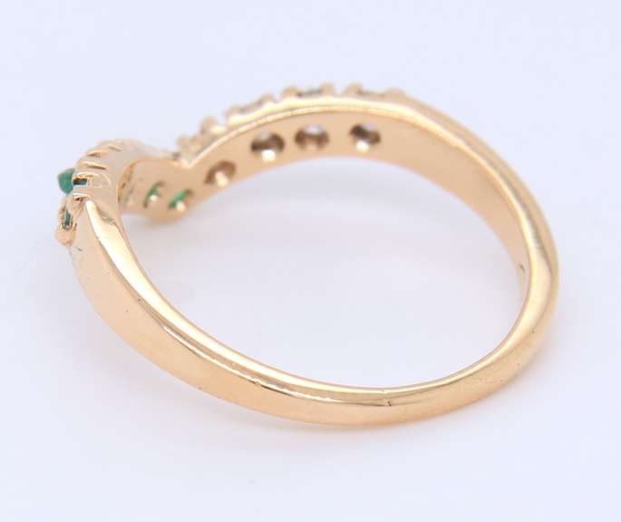 Stunning Emerald and Diamond V Ring in 18kt Yellow Gold
