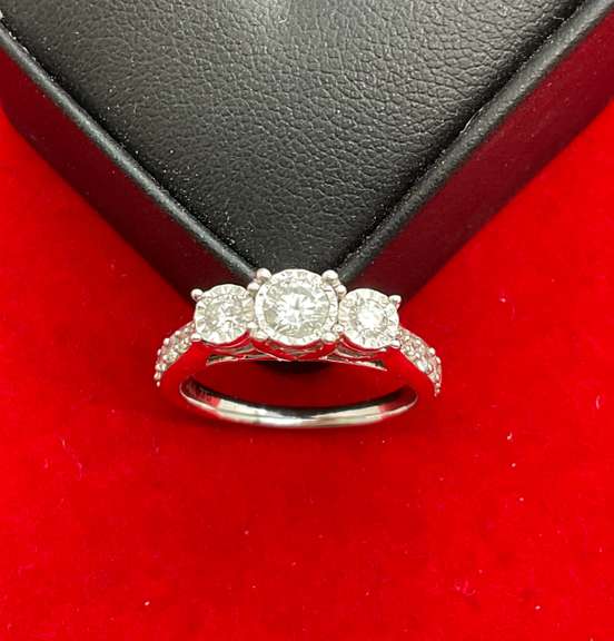 LADIES 14K WHITE GOLD AND DIAMOND RING