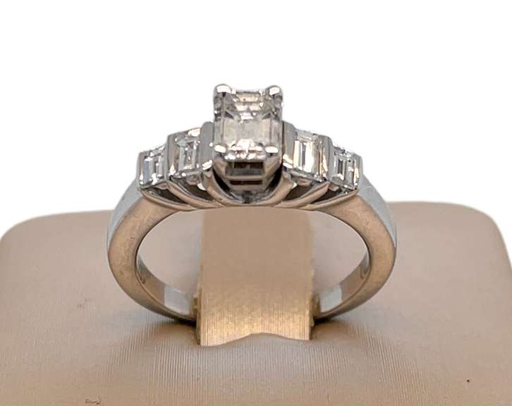 BEAUTIFUL 14KT SOLID WHITE GOLD DIAMOND ENGAGEMENT RING- 1.30 CARATS!