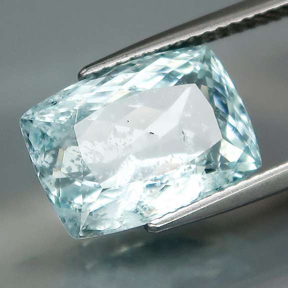 Glittering 5.80ct platinum blue Aquamarine