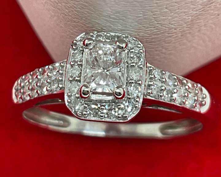 CERTIFIED LADIES 14K WHITE GOLD AND DIAMOND RING