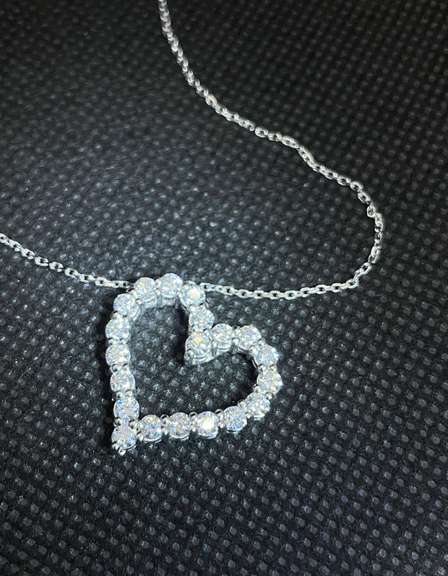 GORGEOUS 2.20 CARATS T.W. HEART-SHAPED ROUND BRILLIANT CUT DIAMOND PENDANT NECKLACE