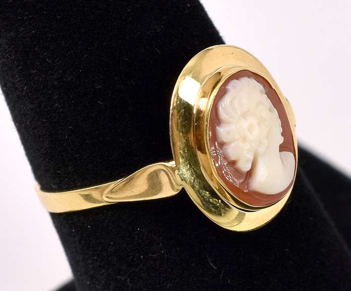 Elegant Cameo 18K Yellow Gold Ring